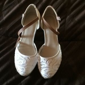 Like new lace shoes apt 9 sz 8